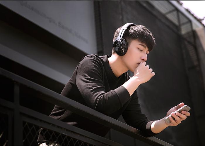 男生戴白色耳机还是黑色耳机