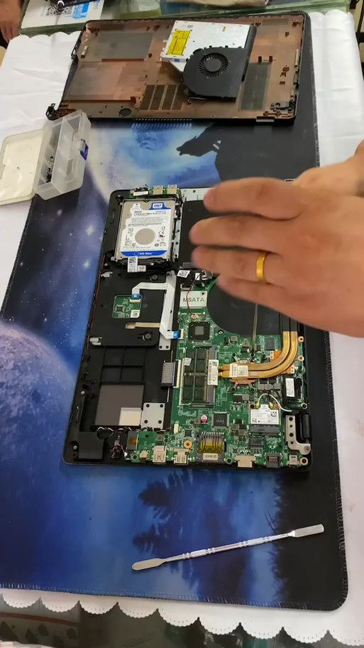 拆笔记本电脑后盖