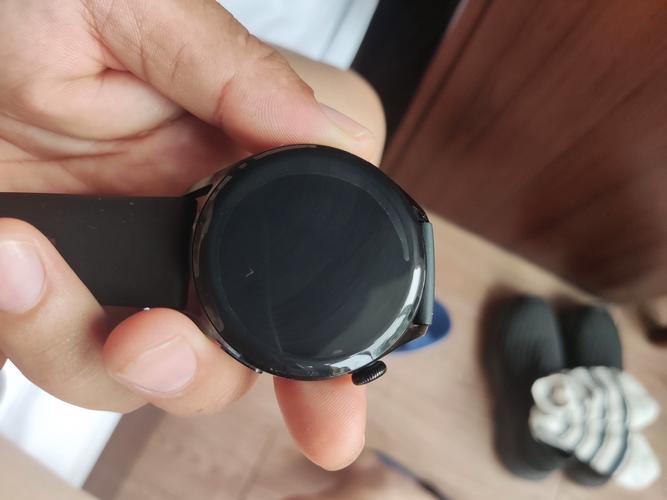 手表上的膜能不能撕