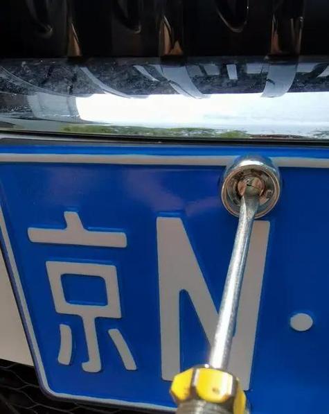 车牌安装后很松