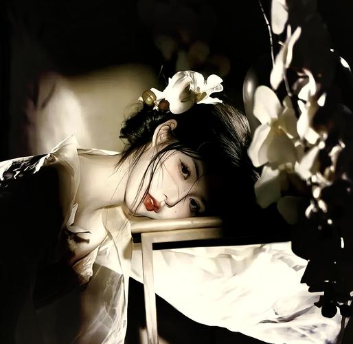 清冷破碎感头像动漫女