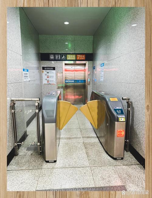 地铁刷卡闸机图片