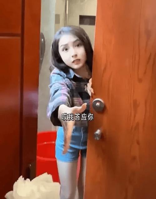男子趁老婆上厕所时上台相亲