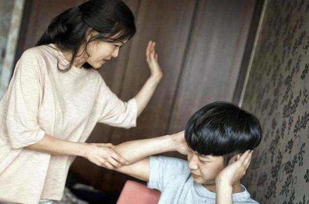 儿子动手打妈妈的后果缩略图