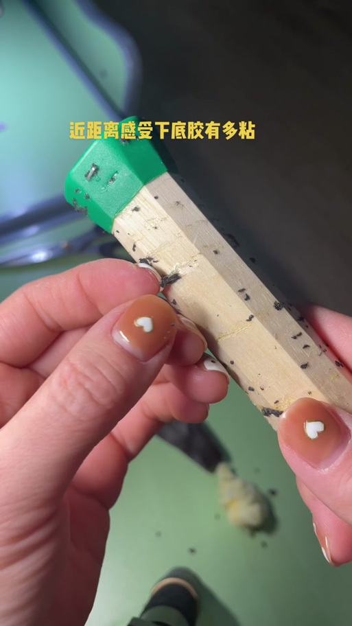 羽毛球拍的底胶要撕掉吗