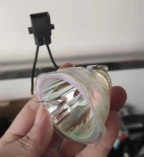 投影仪灯泡闪红灯游戏截图