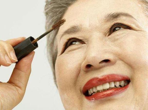 六十岁以上老人如何化妆