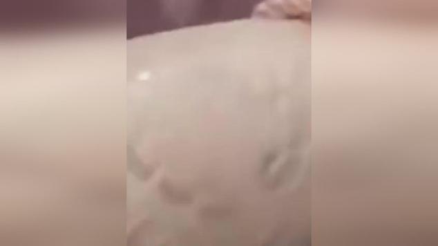 女子卧铺被大妈占争吵中被咬