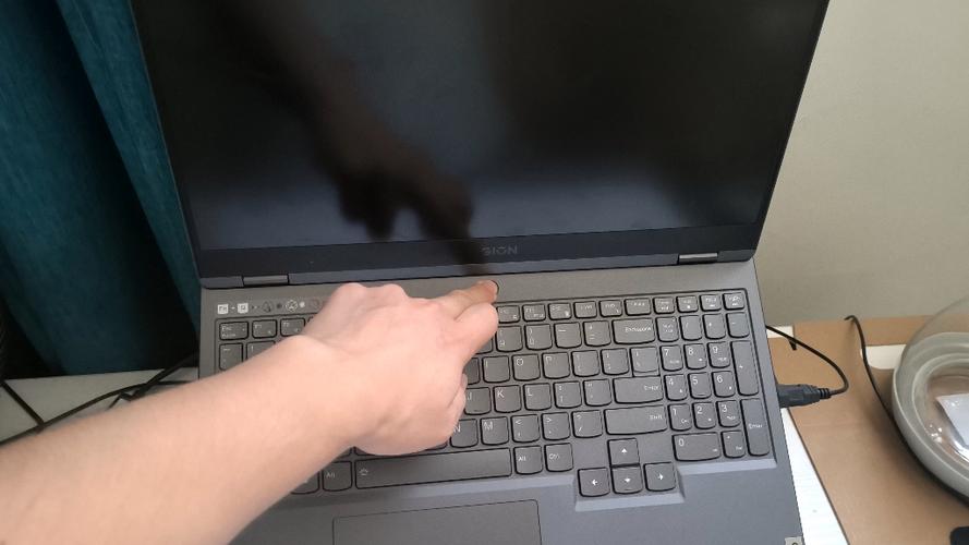 拯救者开机屏幕不亮