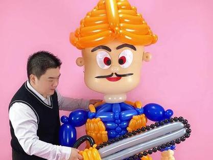 熊二用气球绑住光头强