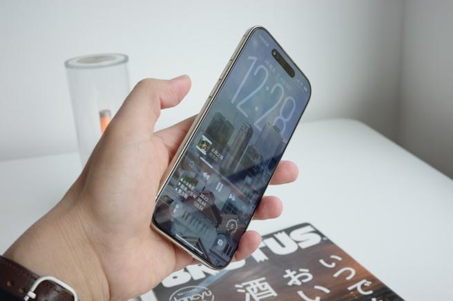 手机屏出现白色的发光