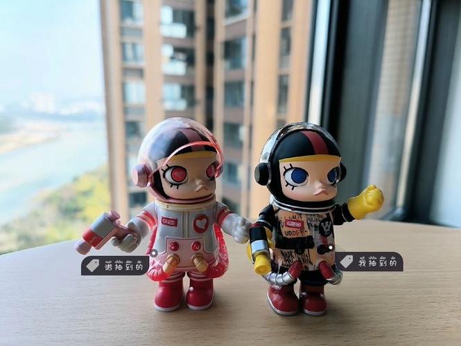 泡泡玛特molly徽章怎么打开