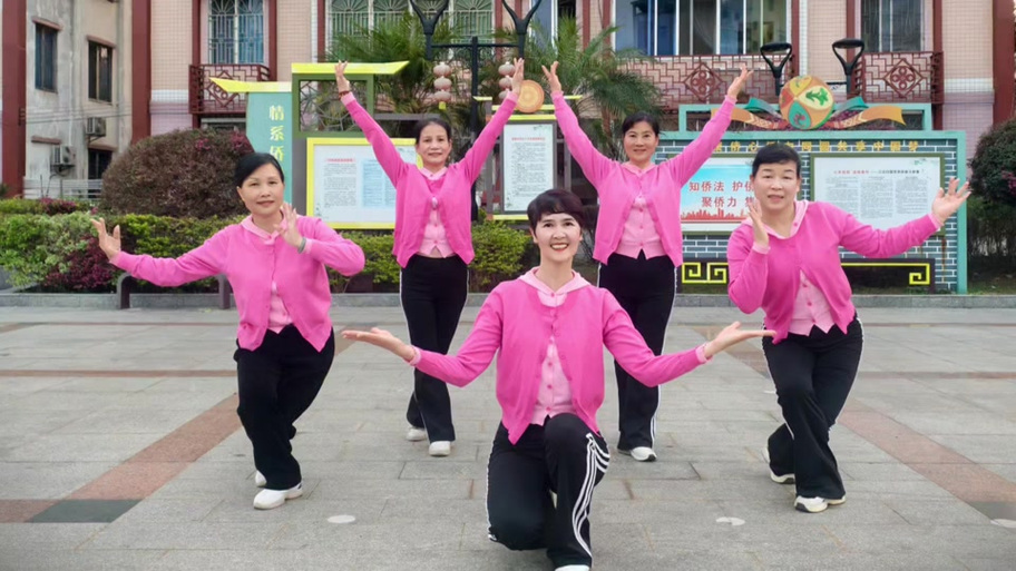 广场舞12人变队形一等奖
