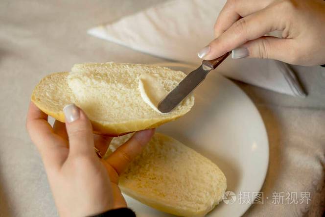黄油怎么涂抹在面包上