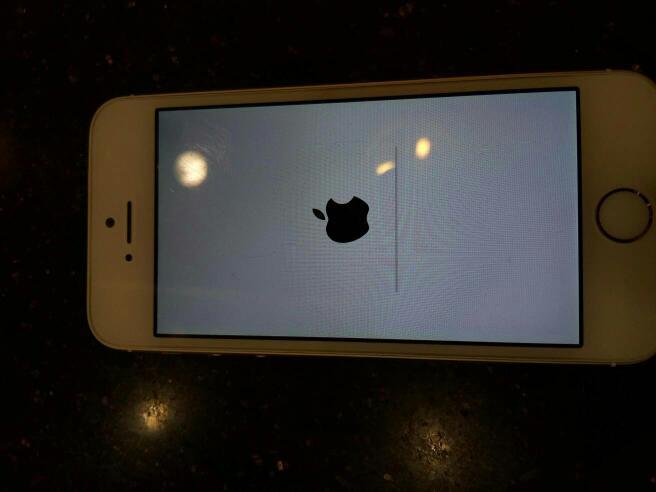 iphone5s开机闪一下就黑屏