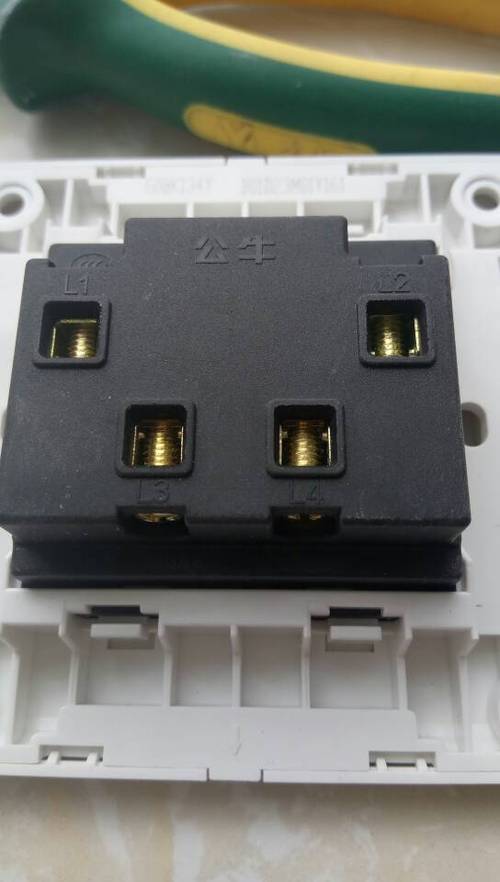 公牛多控开关4个接线柱