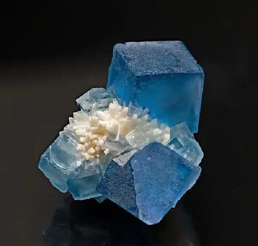 蓝萤石的寓意和象征