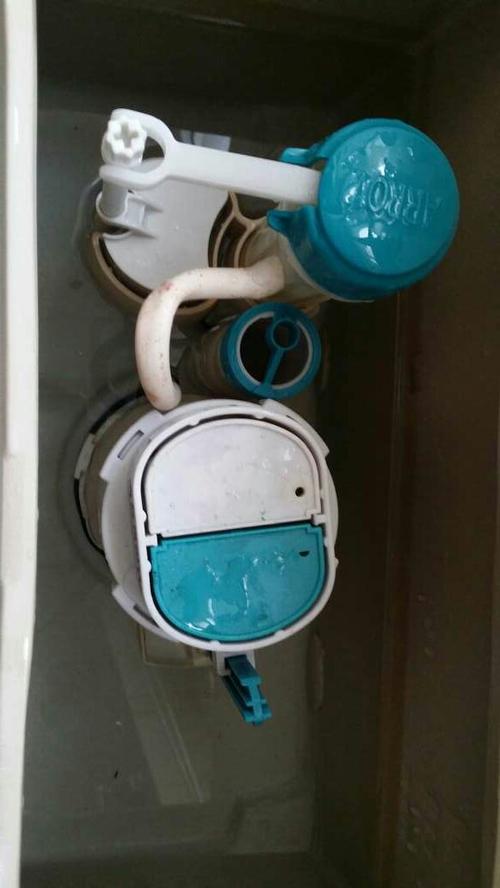马桶水箱加满水后慢慢水位下降