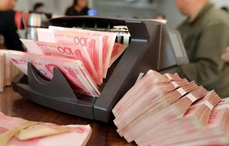 先取现金再存入家人名下