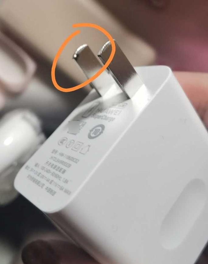 手机充电器头有黑斑