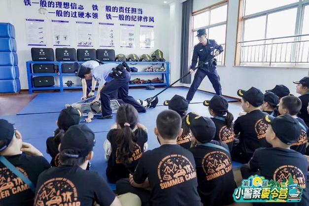 樱花校园模拟器怎么呼叫警察支援游戏截图
