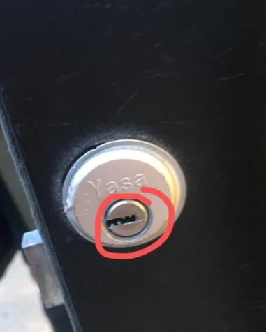 门锁钥匙转一半转不动