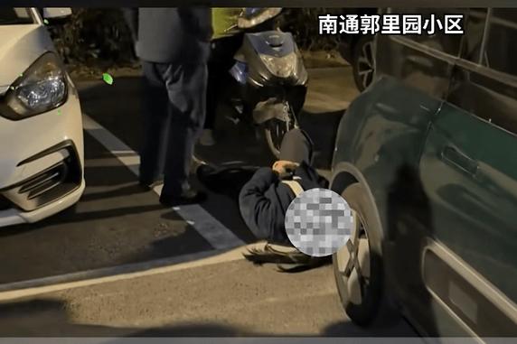 停车抢车位碰撞责任