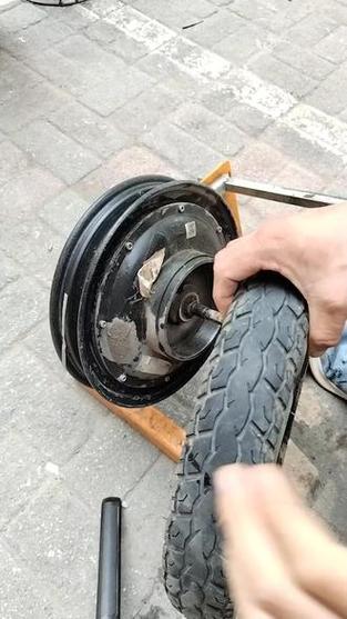 电瓶车轮胎拆卸教程