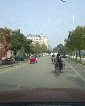 骑三轮黑黑女孩表情包GIF