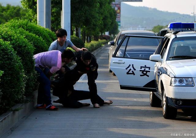 警察抓人会开警车吗