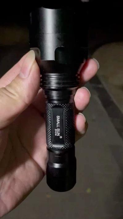 发黄光的手电