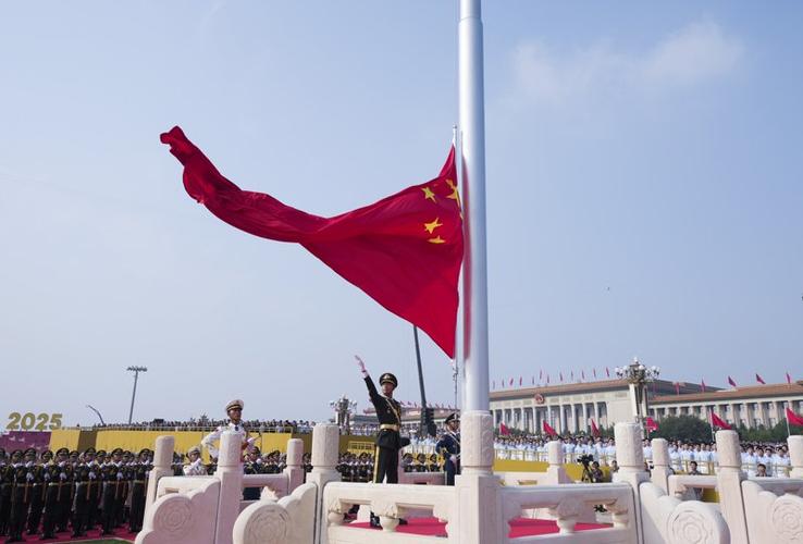 天安门挂起中西越三国国旗
