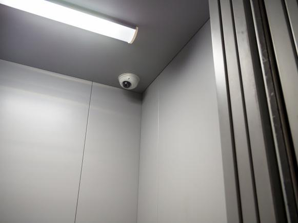 维修电梯监控摄像头缩略图