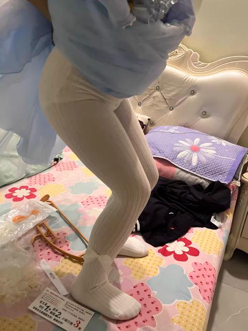女生穿的白色袜子游戏截图
