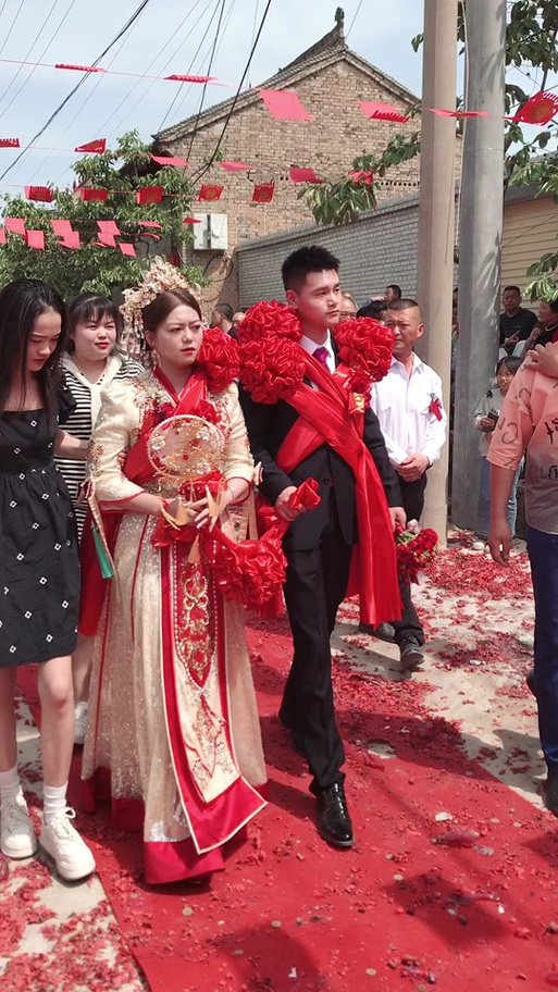 结婚披红是谁给谁披红