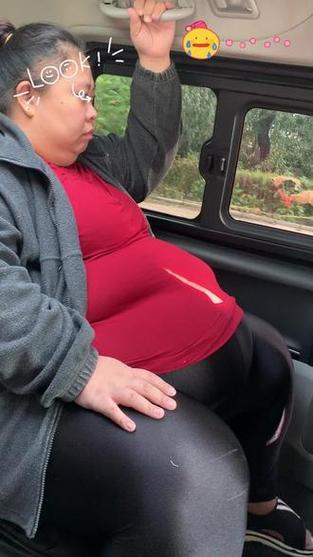 美女从瘦子吃成大肚腩的真实视频