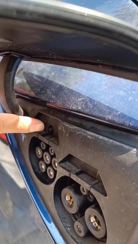 新能源车充电枪拔不下来