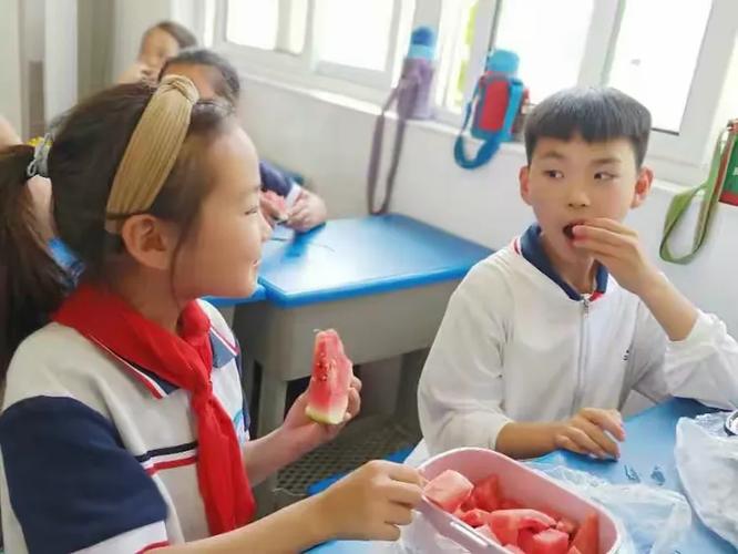 饭桌吃西瓜吸溜游戏