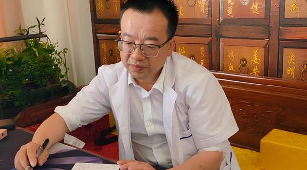 年轻中医师坐着不看病