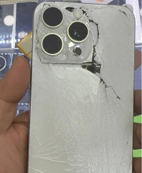 苹果屏幕摔碎了可以保修吗游戏截图