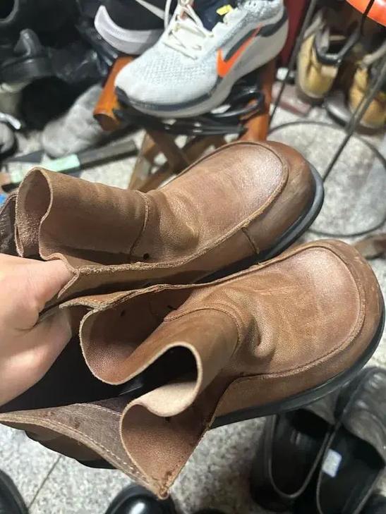棕色皮鞋变黑要警惕