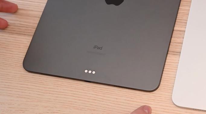ipadpro背面三个孔