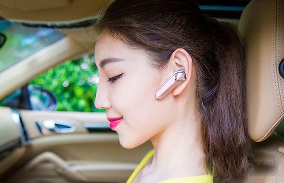 一边用耳机一边充电缩略图