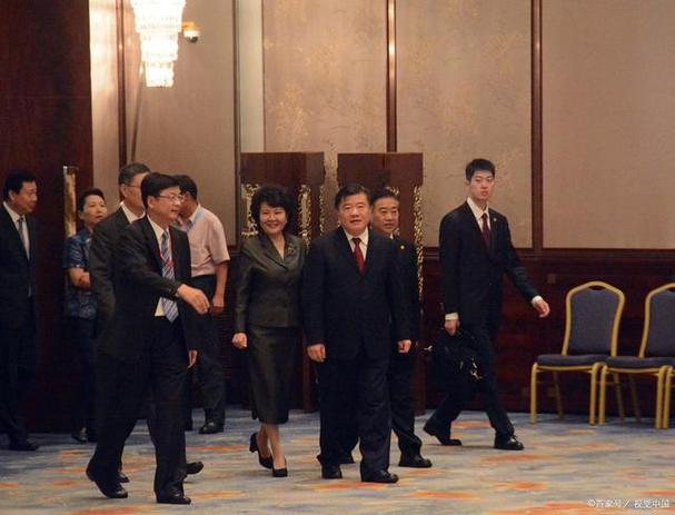 为什么领导拍照手放前面