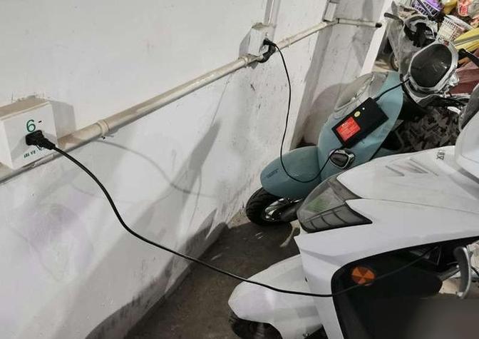 电动车充电口拔不下来