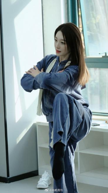 李小冉错把升降台当电梯
