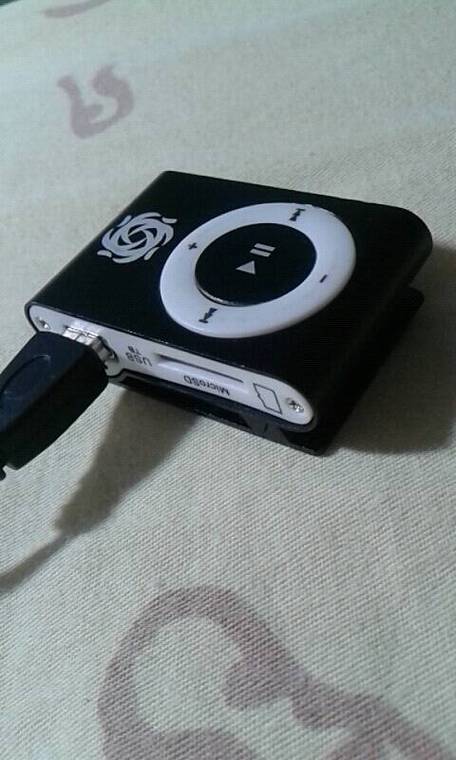 mp3充电时红灯闪一会就灭了