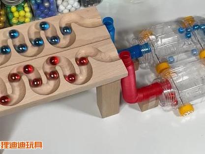 有红黄蓝三种颜色的积木各一块