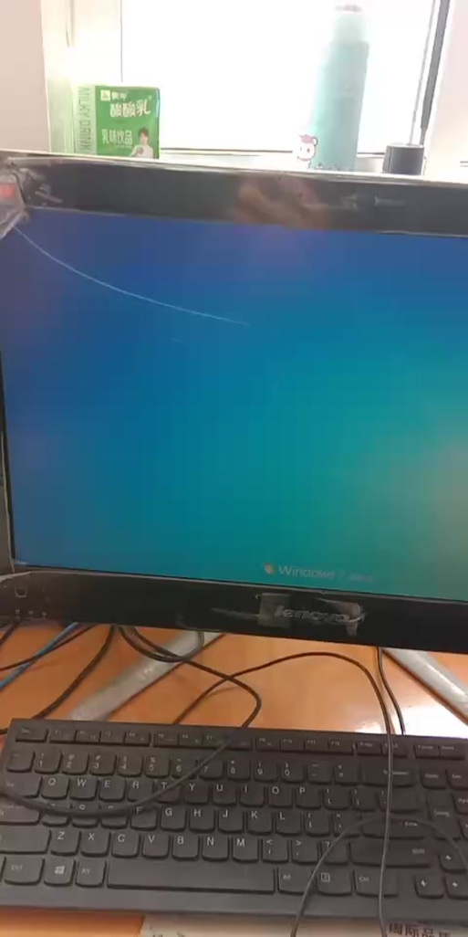 屏幕自己一亮一灭,但触摸正常