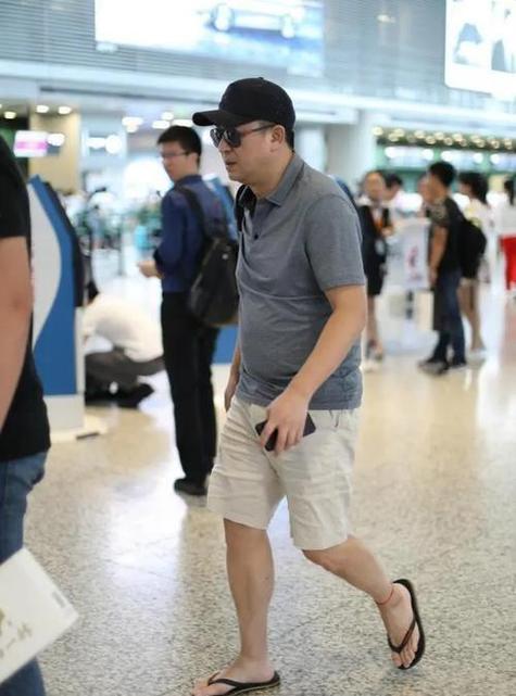 张嘉译走路姿势叫什么